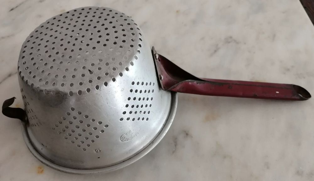 antigo coador em bom estado