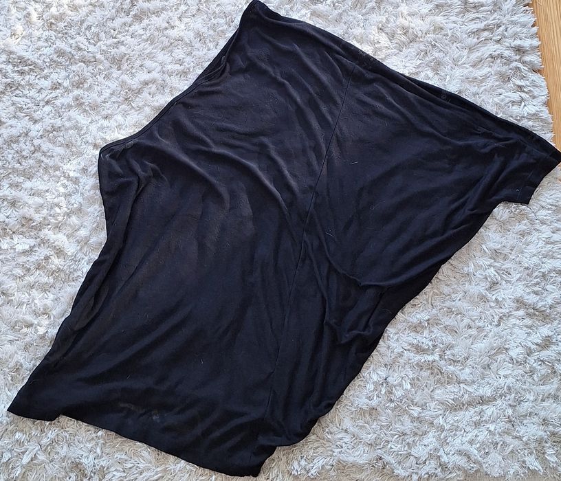 Top preto e um pouco transparente só com uma manga