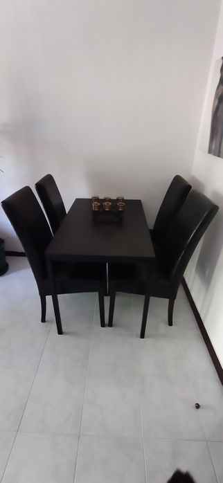 Cadeiras em pele e mesa