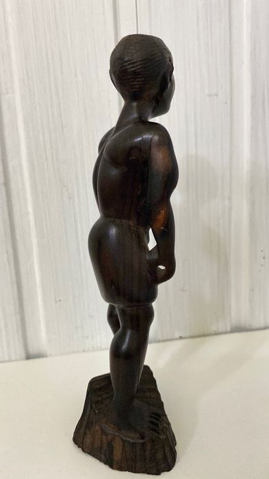 Estatueta Africana em madeira antiga.
