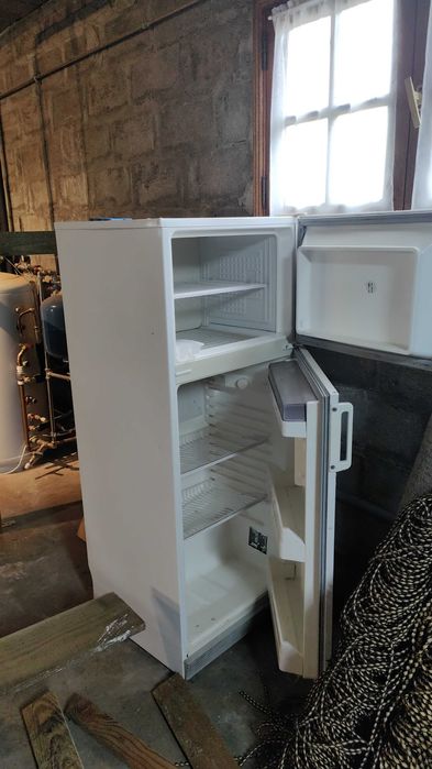 White fridge 146 cm