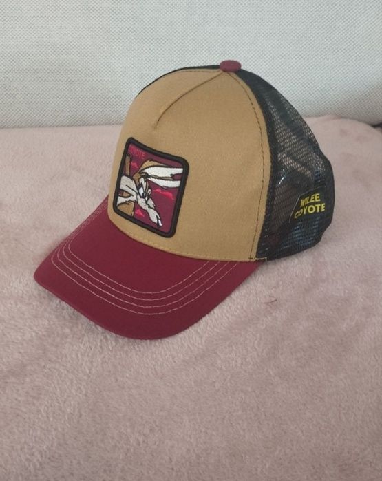 Trzy nowe czapki z daszkiem