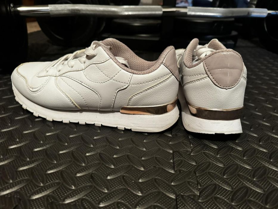 Женские кроссовки