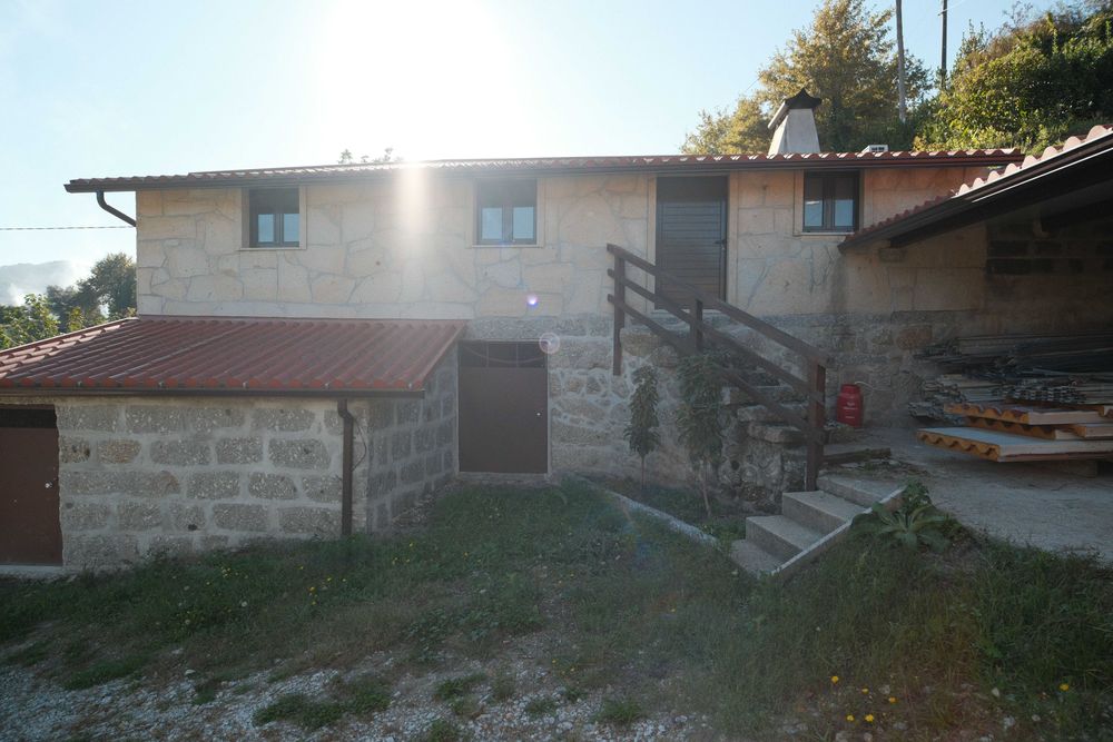 Casa em pedra c/ 5.000 m² de terreno, vinhas e lago | Minho