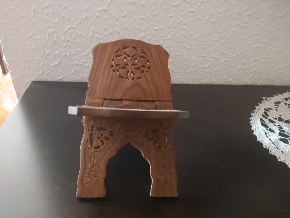 Pequeno suporte em madeira trabalhada