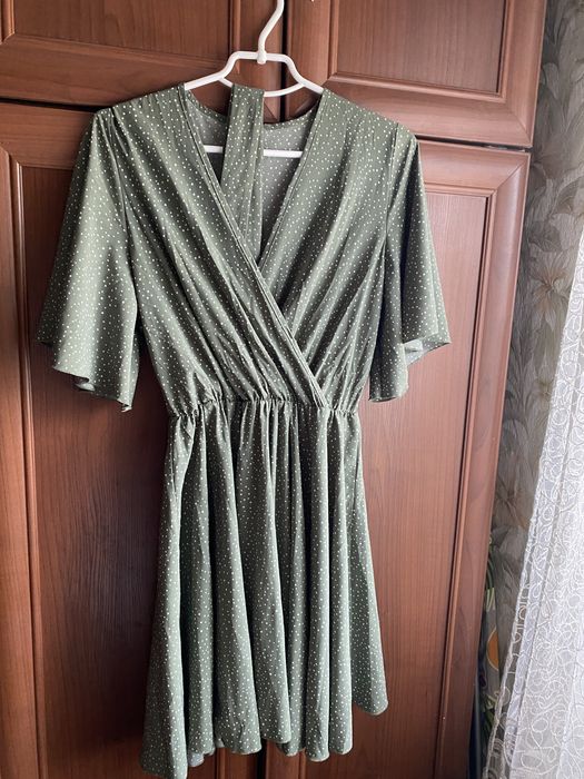 Жіночна сукня в горошок