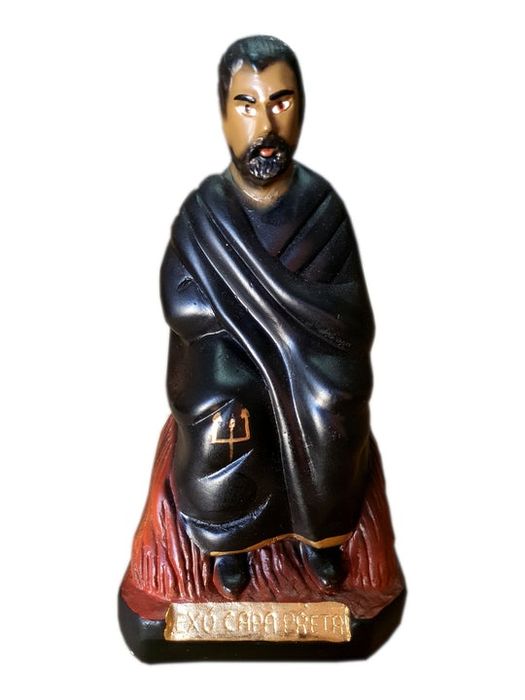 Esta estátua é uma representação de Exu Capa Preta da Encruzilhada