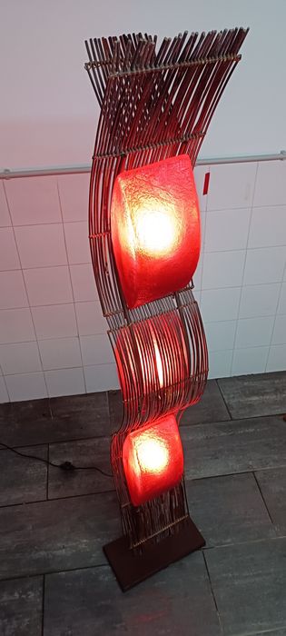 Candeeiro de pé com três lâmpadas E27