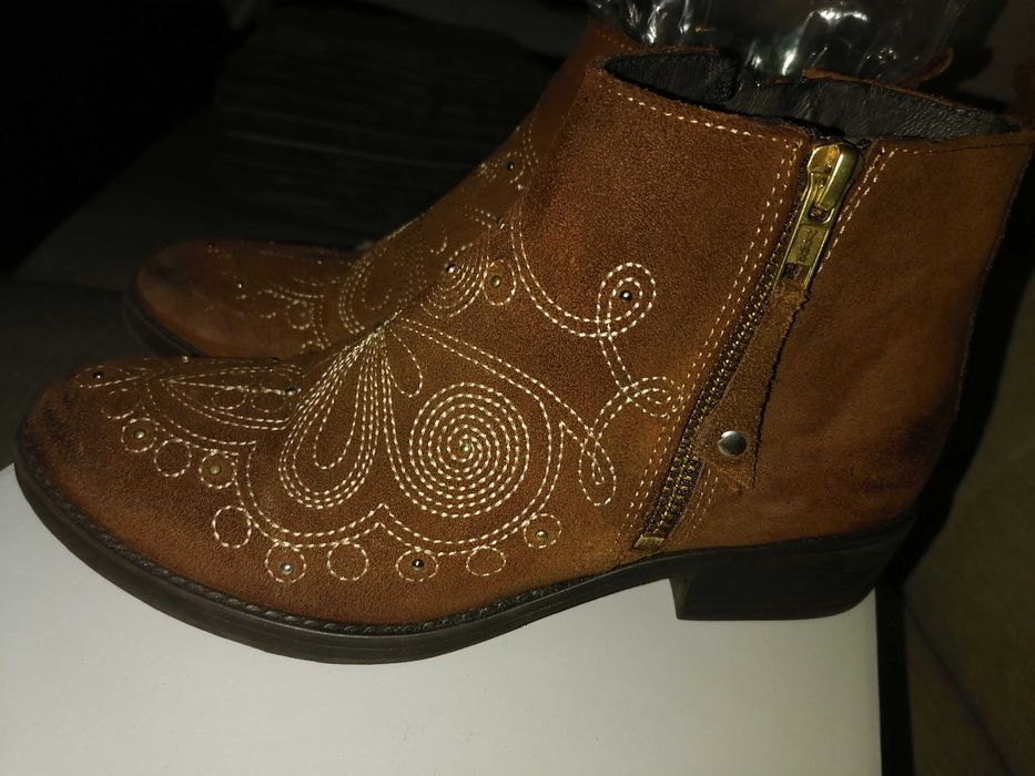 Botins rasos com bordados da Seaside