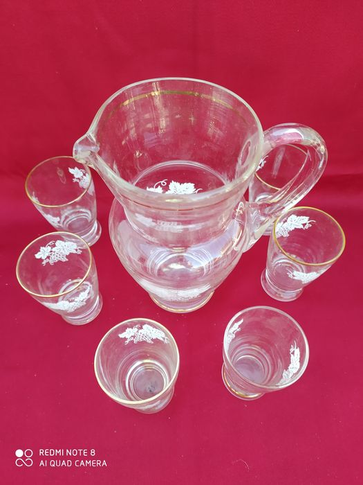 Conjunto em vidro jarro e seis copos