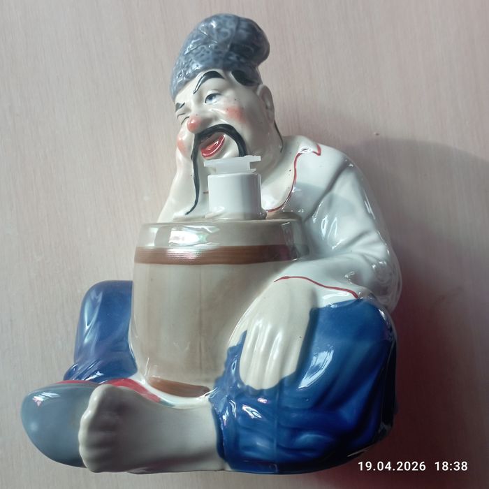 Статуетка порцелянова "Козак з бочкою"