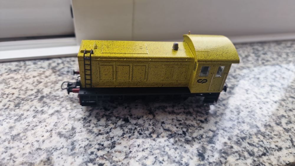 Linhas cruzamentos desvios comboios diversos.