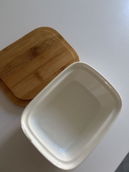 Maselnica z drewnianą pokrywką i ceramicznym nożykiem