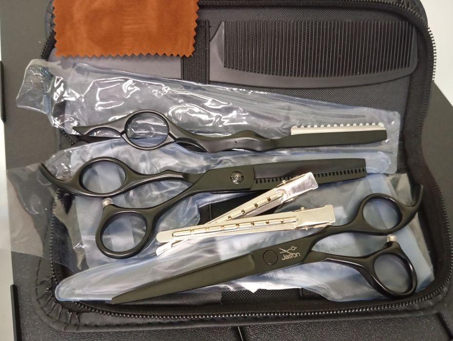 професійний комплект інструментівтів для стрижки волосся.