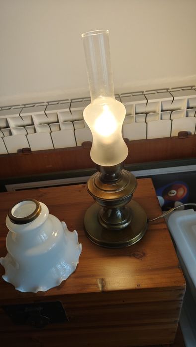 Candeeiro de mesa em metal