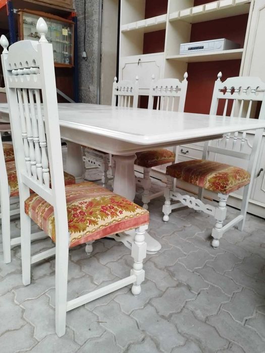 Mesa com cadeiras vintage pintada a bege