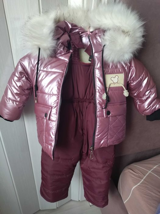 Зимовий комбінезон для дівчинки.
