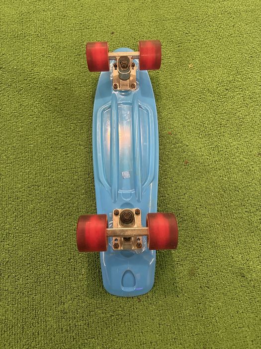 Skate azul com rodas vermelhas