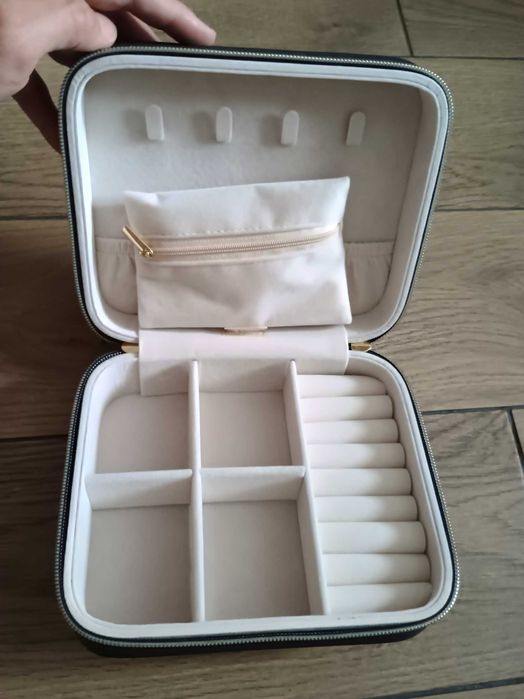 Kuferek na biżuterię czarny zamsz