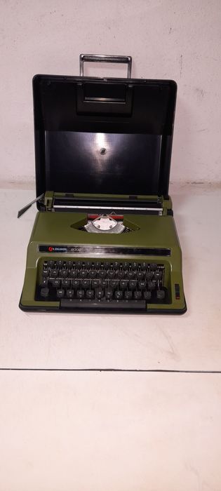 Maquina de escrever em muito bom estado