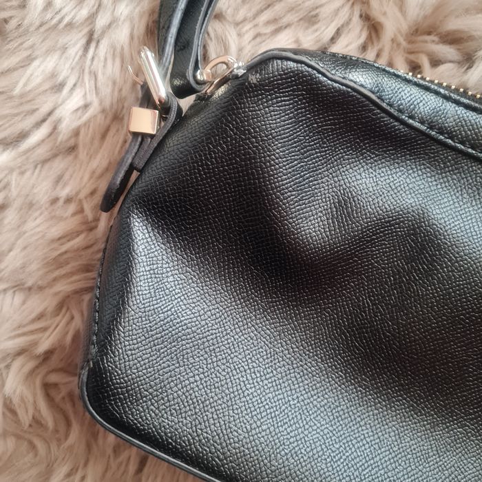 Guess mała czarna torebka listonoszka 21x14 cm złote elementy ale posi