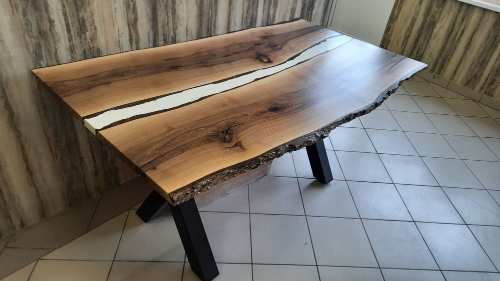 Стол для гостинной