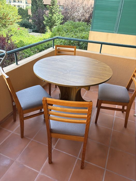 Conjunto mesa e cadeiras