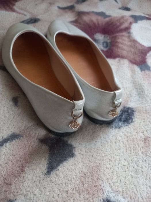 Балетки сріблястого кольору.