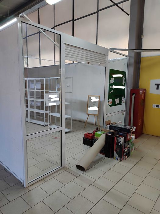 Скляна вхідна група з металевим ролетом