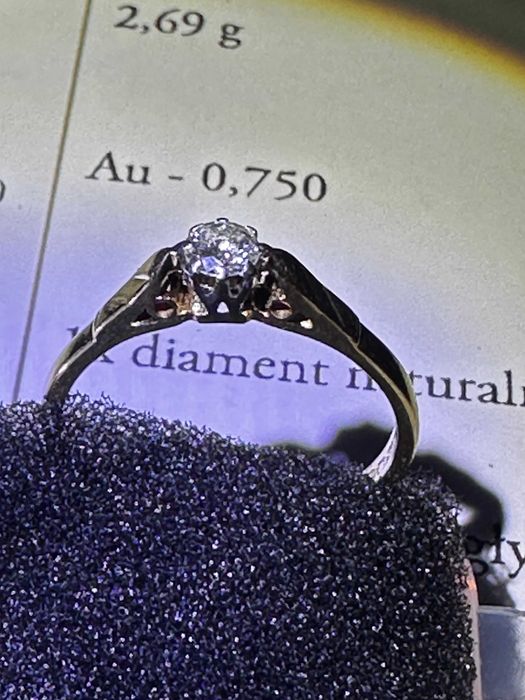 Złoty pierścionek z diamentem