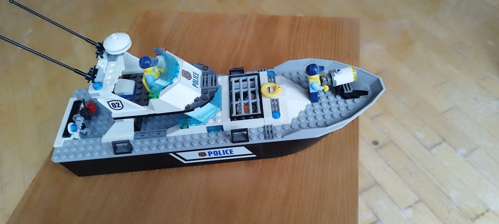 Sprzedam lego 60129 Łódź patrolowa razem z motorówką.