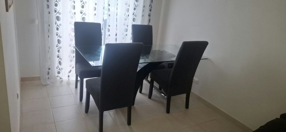 Mesa de jantar em vidro com 4 cadeiras estofadas