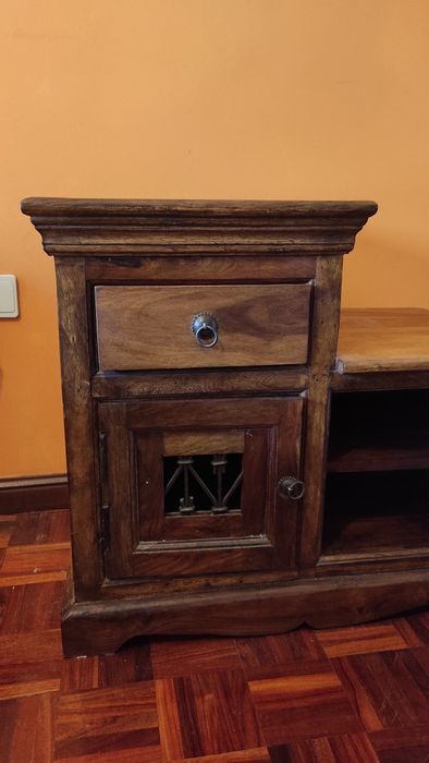 Mesa de cabeceira em madeira