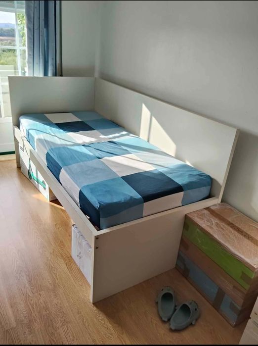 Cama individual com gavetões