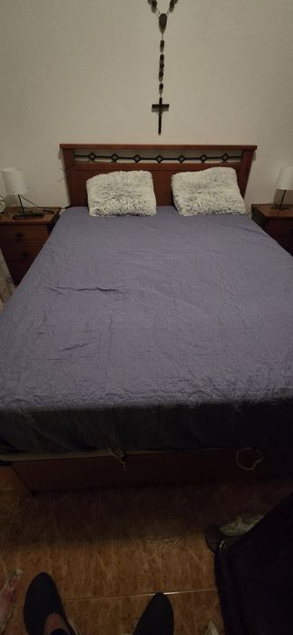 Cama casal com arrumação