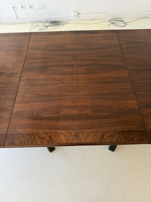 Mesa de jantar em madeira maciça