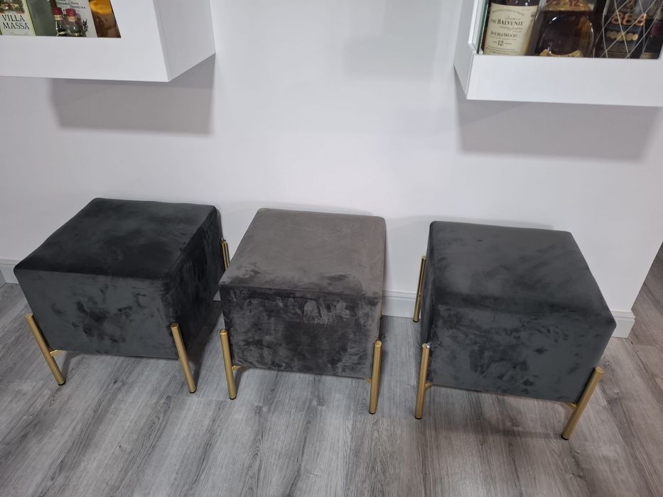Móveis de bar e mesa de centro com cadeira e 3 bancos