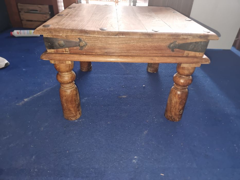 Mesa de centro em madeira maciça