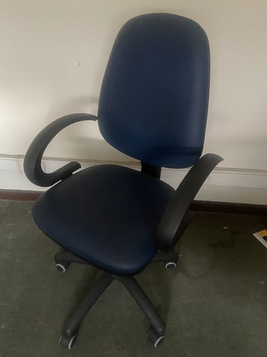 Cadeira de secretaria rotativa nova