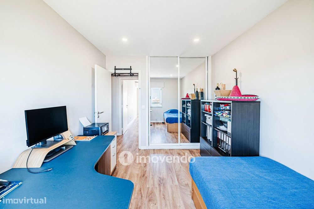 Apartamento T2 com boas áreas e muita luz natural, em Telheiras