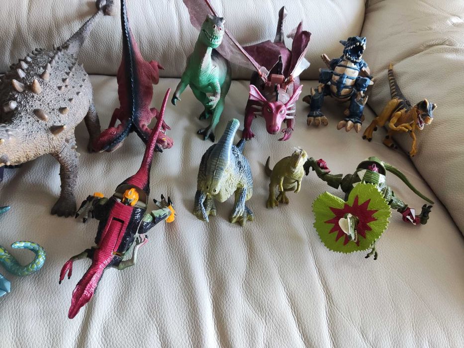 Vários bonecos dinossauros