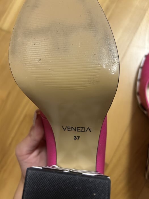 Różowe czółenka na słupku Venezia