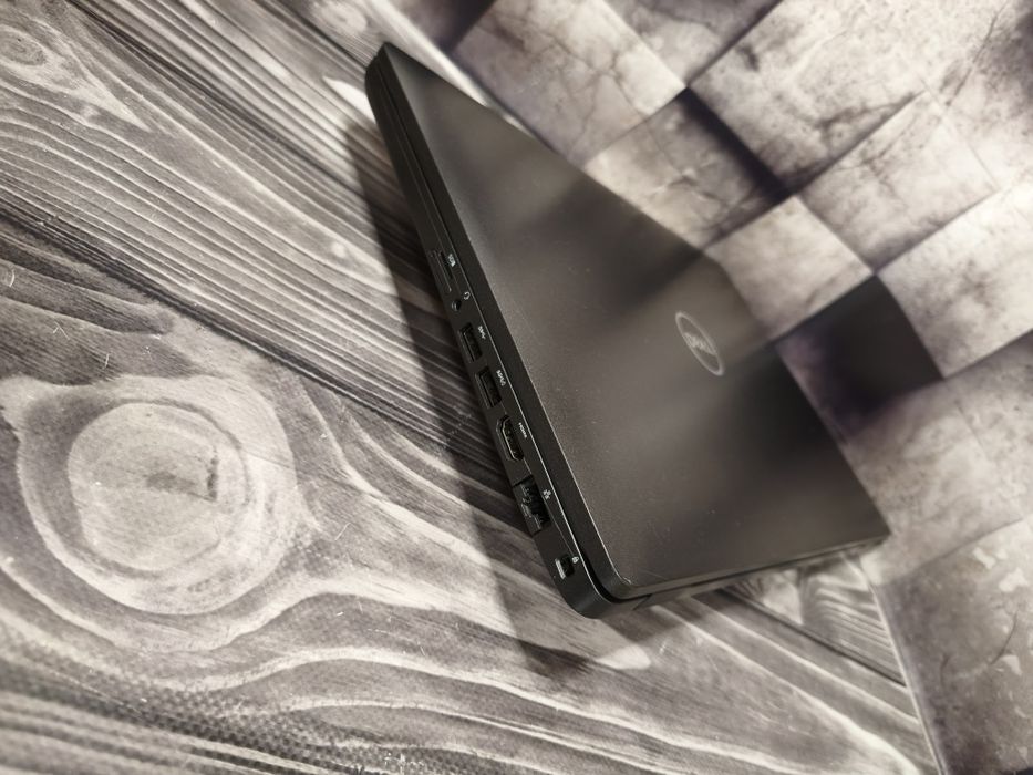 .Dell 5500 15.6 FHD IPS I5 8265 16 ram 256 SSD Excellent Bat ноутбуки