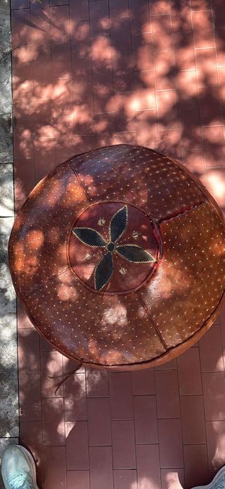 Pouf em couro genuíno artesanal – estilo marroquino / médio-oriental