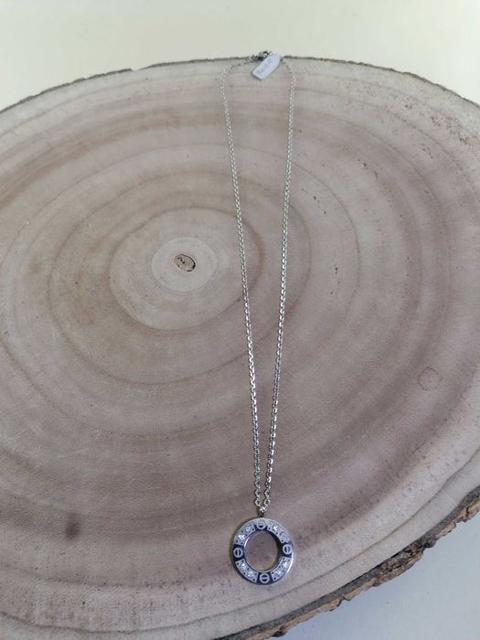 Colar com medalha redonda e pedras - Aço