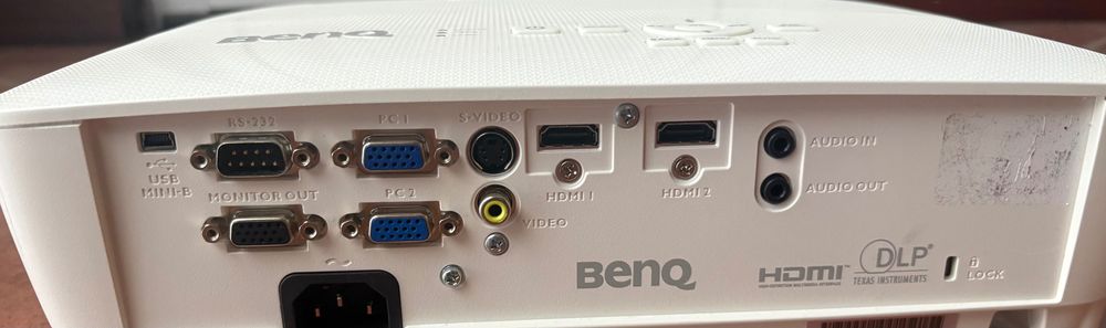 Projetor Benq branco com comando