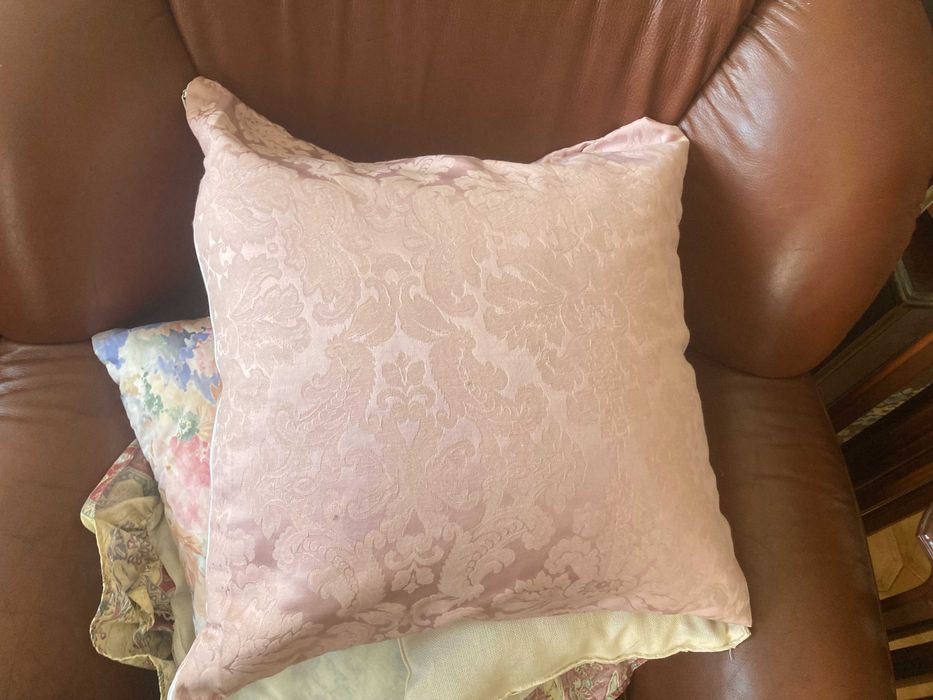 artigos decorativos jarro almofada estatua e porta retratos madeira