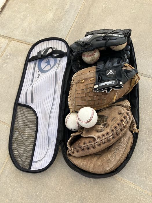 Conjunto de Luvas e Bolas de Basebol / Baseball Gloves & Balls