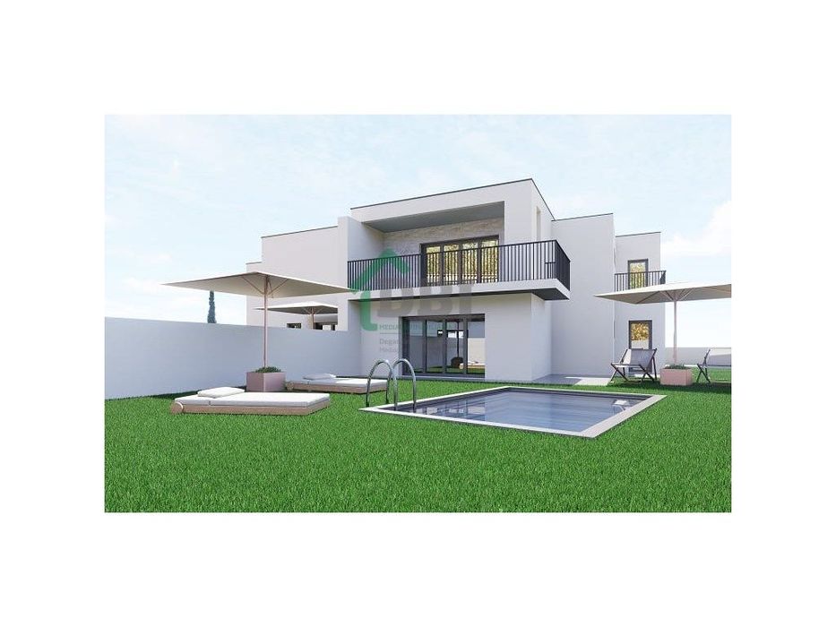 Moradias Bifamiliar com Piscina!