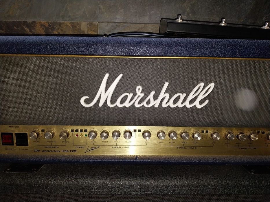 Material de estúdio e guitarra MARSHALL BOSS